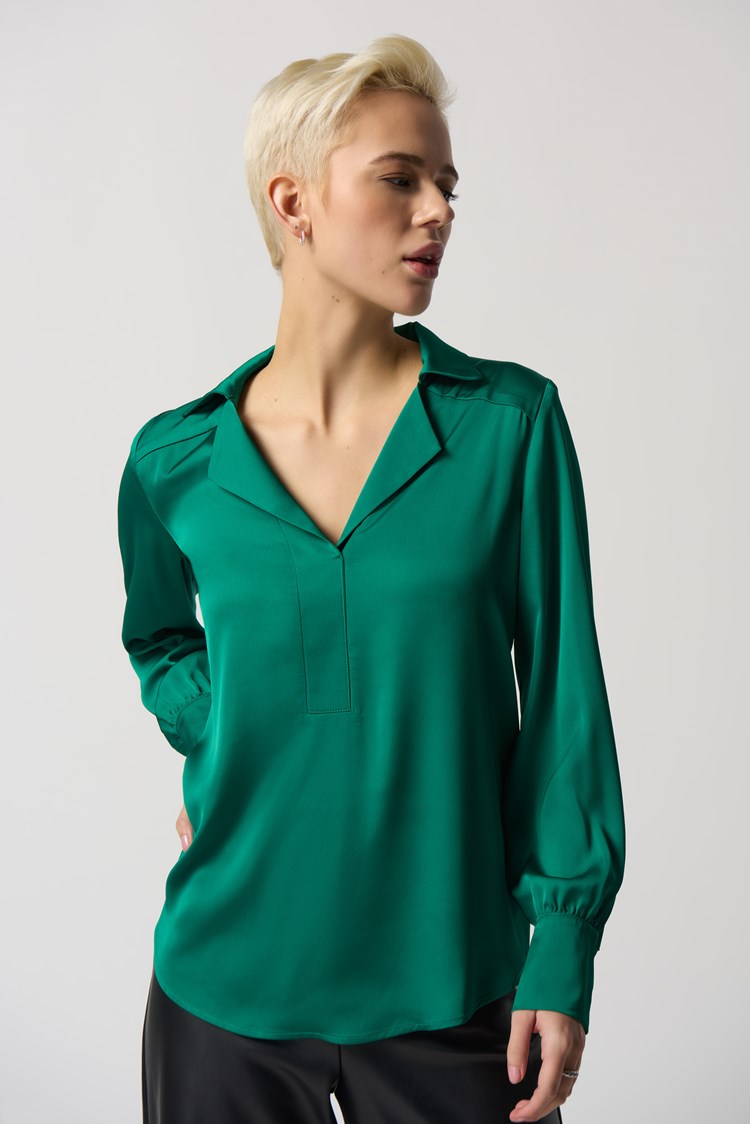 NOTCHED COLLAR SATIN BLOUSE IN KELLY GREEN