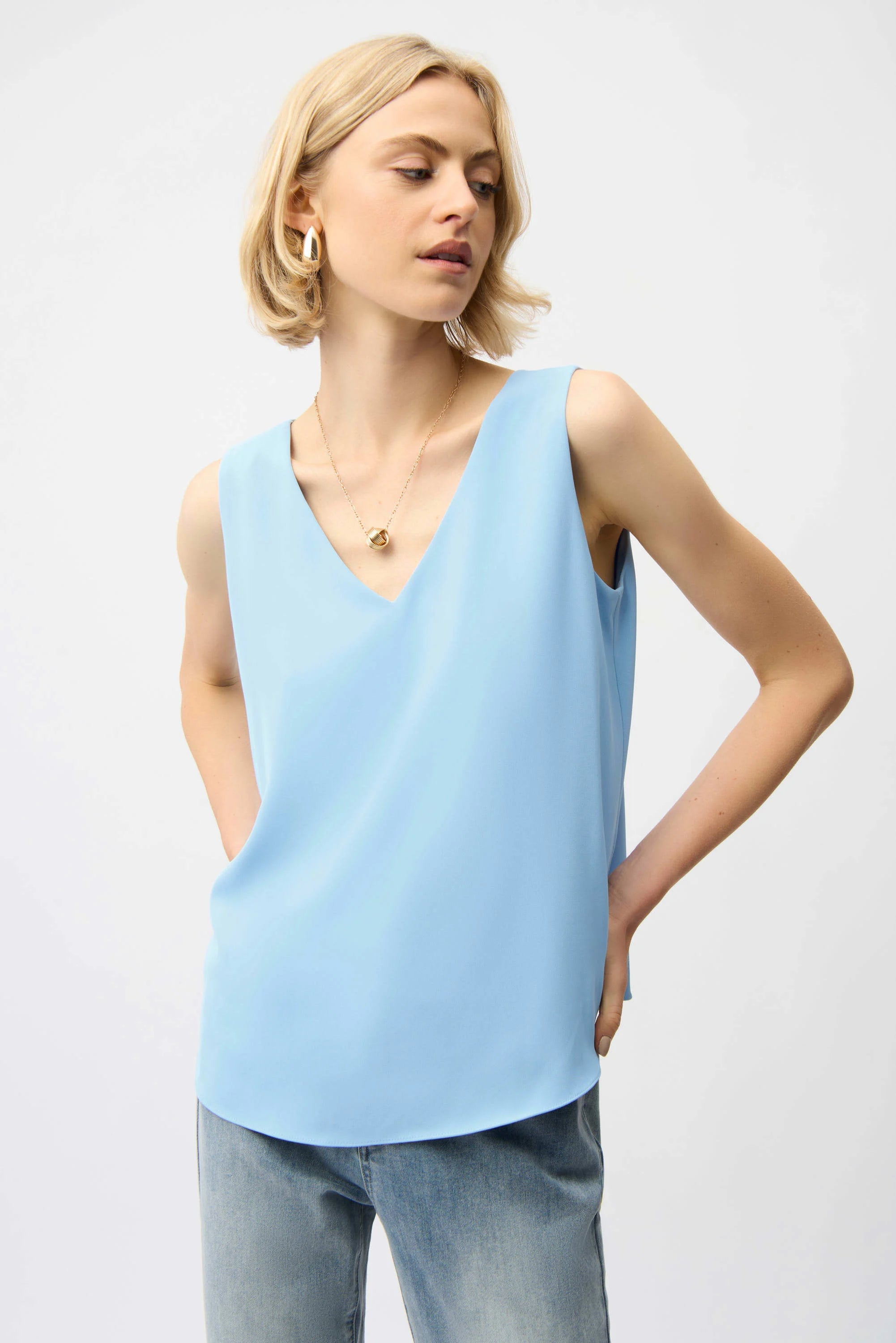 WOVEN TWILL SLEEVELESS STRAIGHT TOP WITH V-NECKLINE 261248