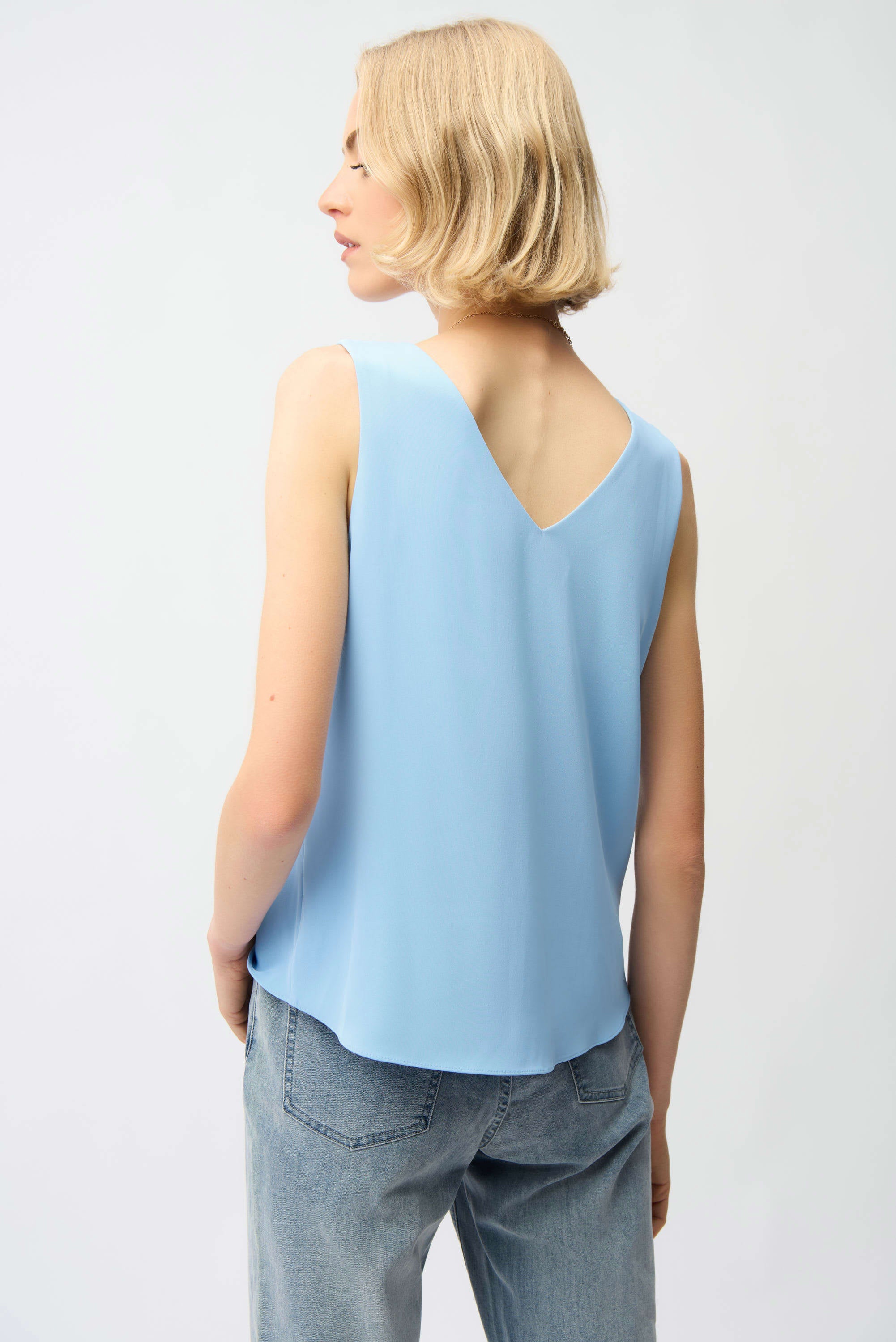 WOVEN TWILL SLEEVELESS STRAIGHT TOP WITH V-NECKLINE 261248
