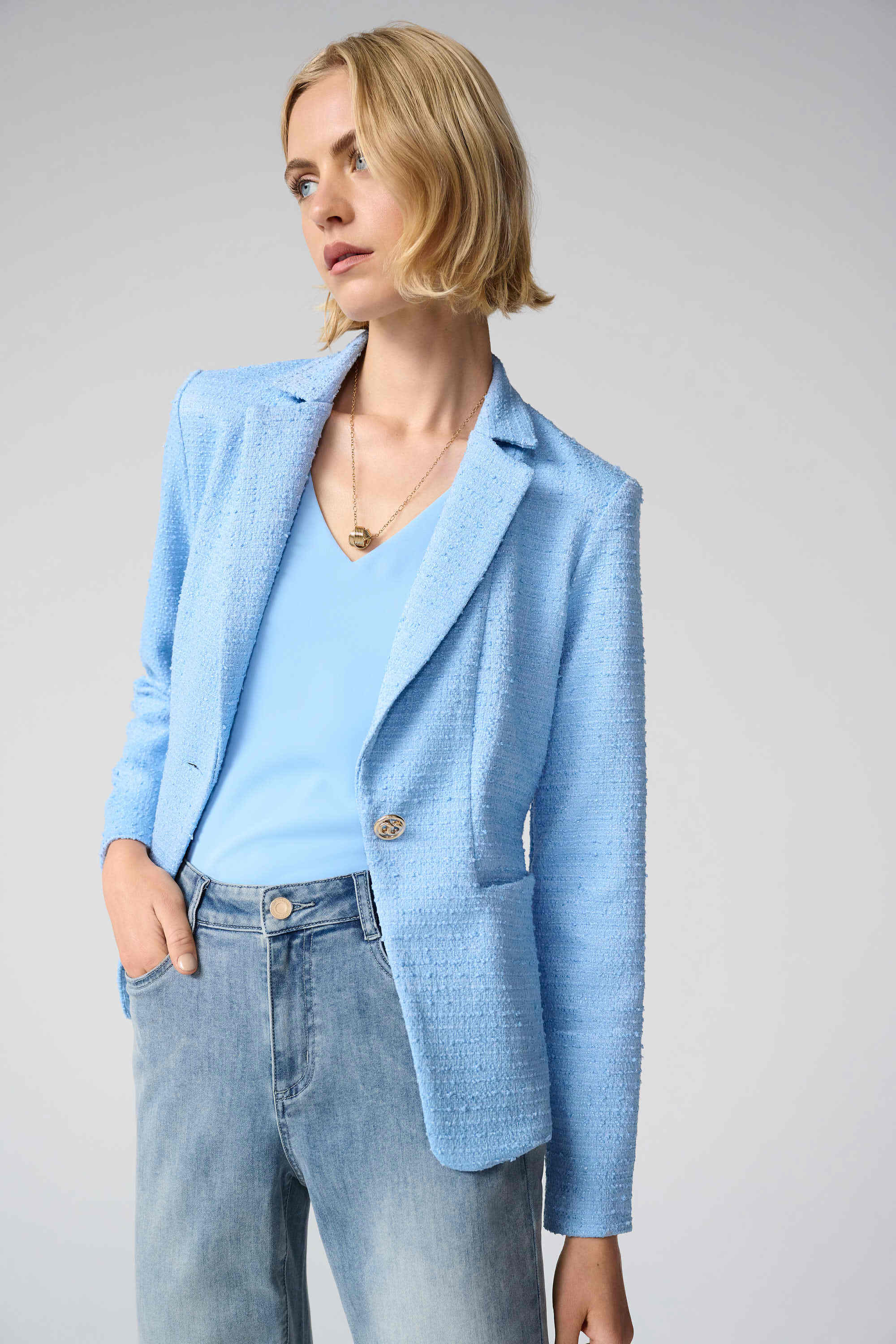 WOVEN TWILL SLEEVELESS STRAIGHT TOP WITH V-NECKLINE 261248