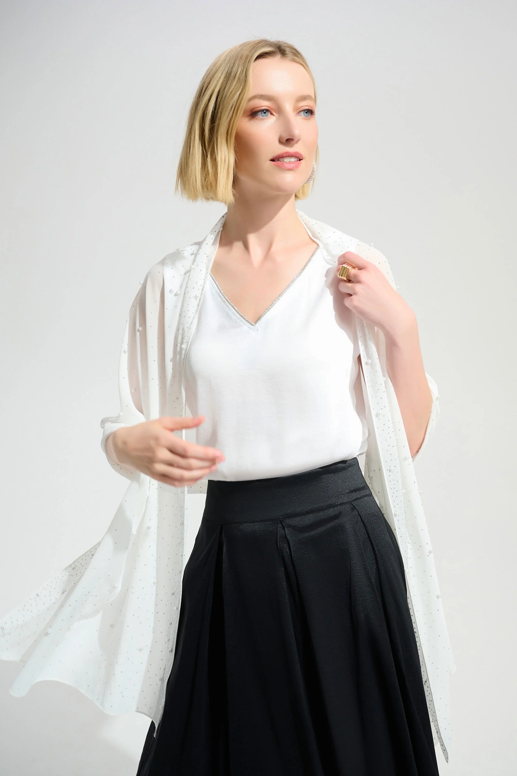 SIGNATURE | CHIFFON RECTANGLE SCARF WITH RHINESTONE AND PEARLS 261755