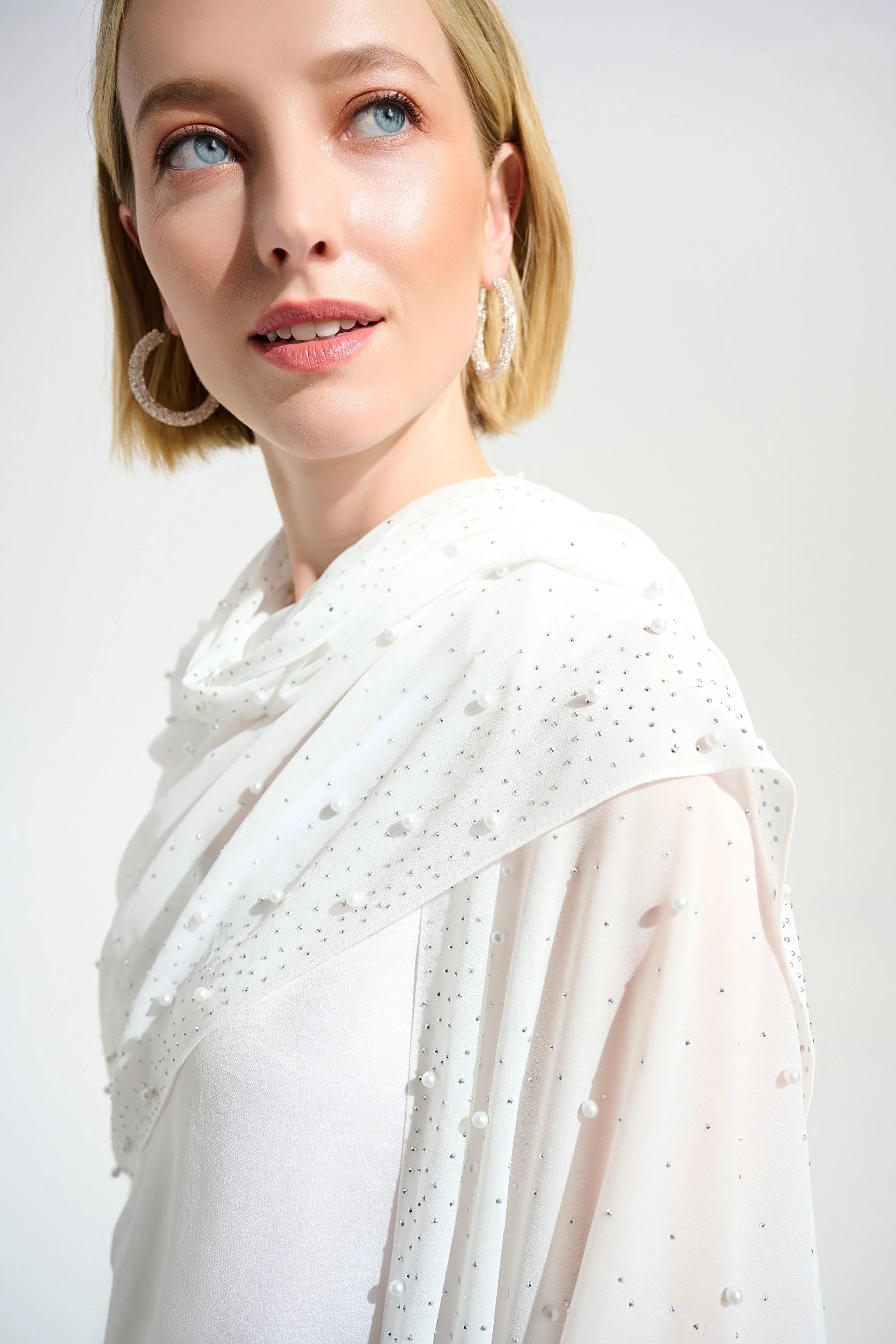 SIGNATURE | CHIFFON RECTANGLE SCARF WITH RHINESTONE AND PEARLS 261755