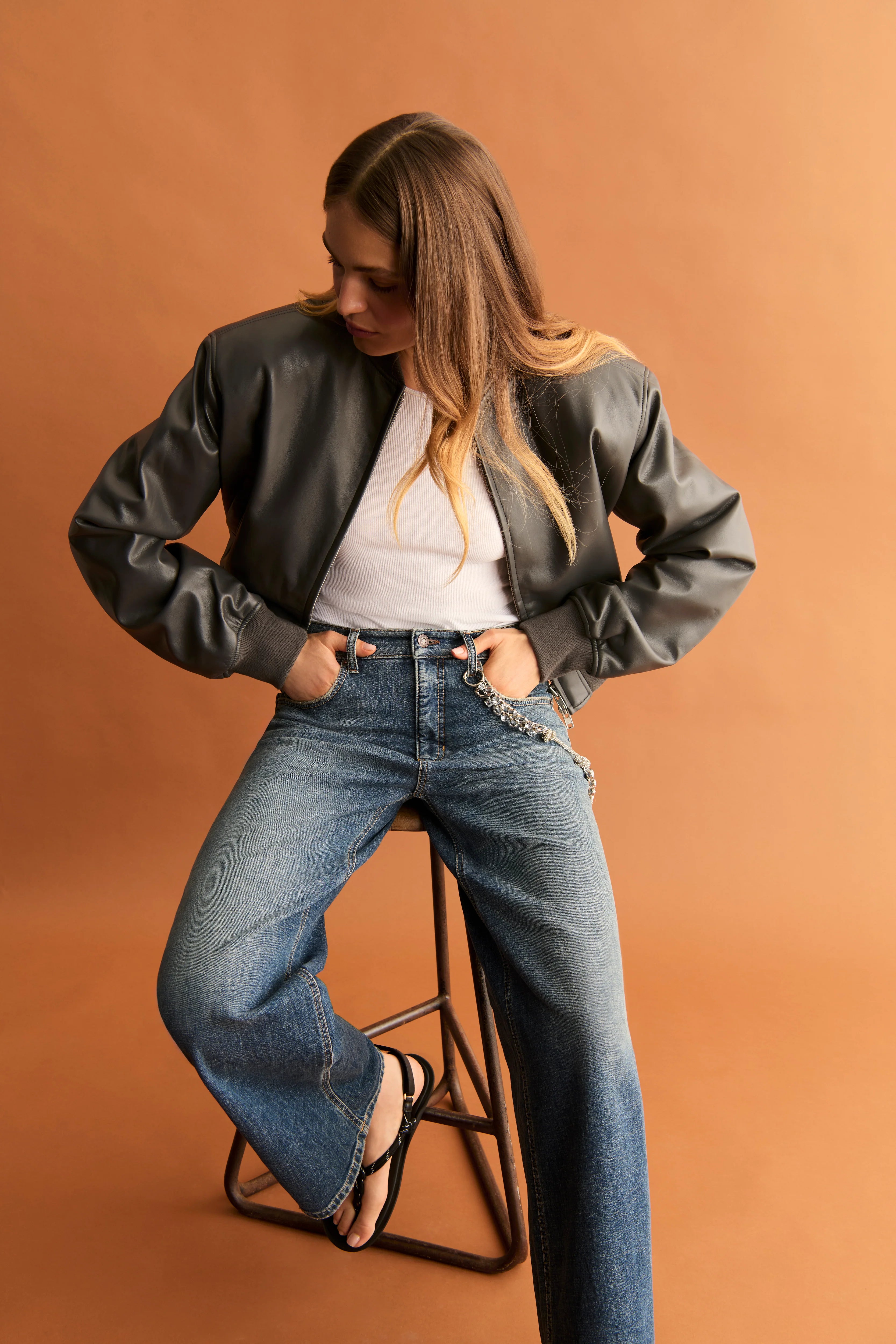 CAMBIO BAGGY FIT JEAN WITH STRIKING RHINESTONE CHAIN BELT